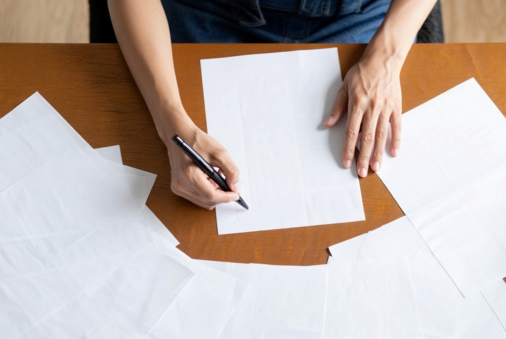 Человек, белая бумага перед ним, он готовится к рекламной кампании