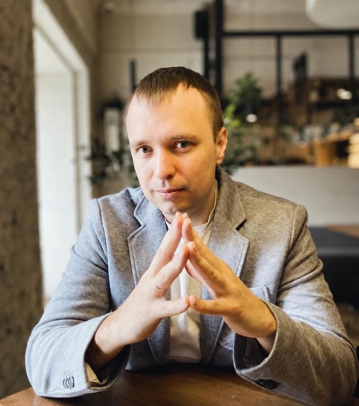 инженер рассказываемт о преимуществах ангара