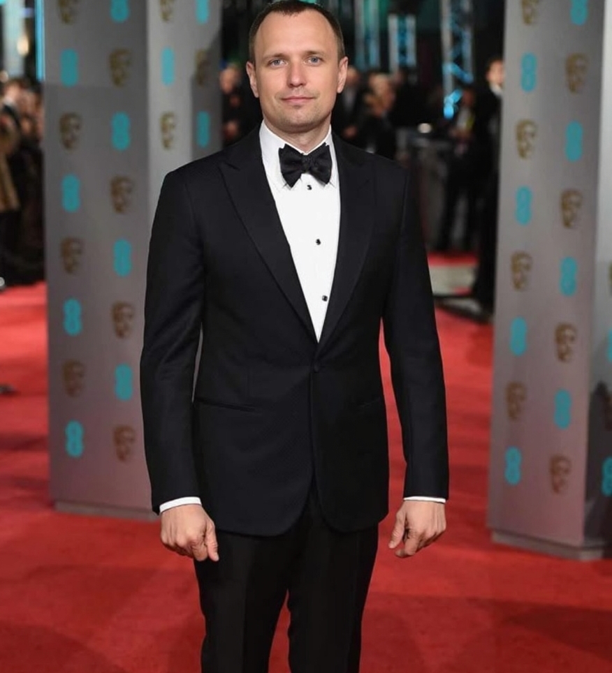 Мужчина на красной дорожке