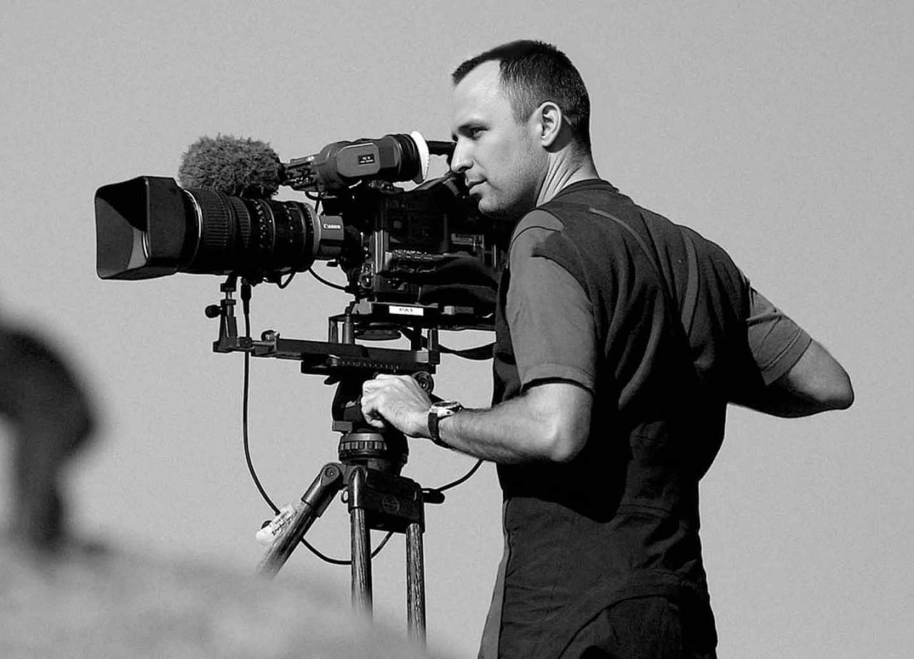 Мужчина снимает видео