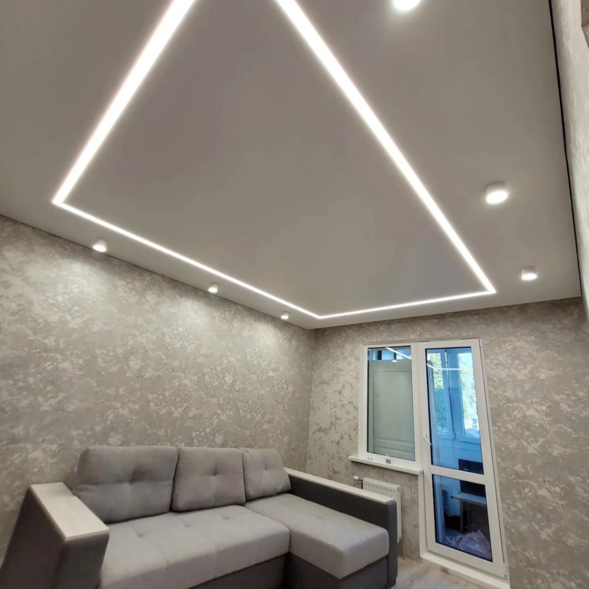 Картинка с авито- реклама потолков